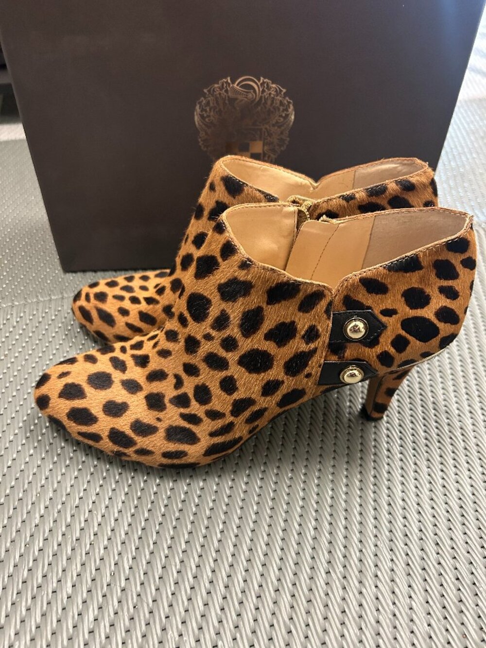VINCE CAMUTO Leopard Ankle Booties Vemmey2 Size 8.5M